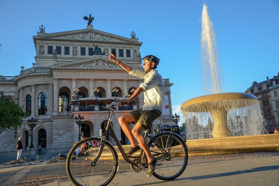Frankfurt: Guided Bike Tour - Along the painters’ quarter to the Museum Embankment