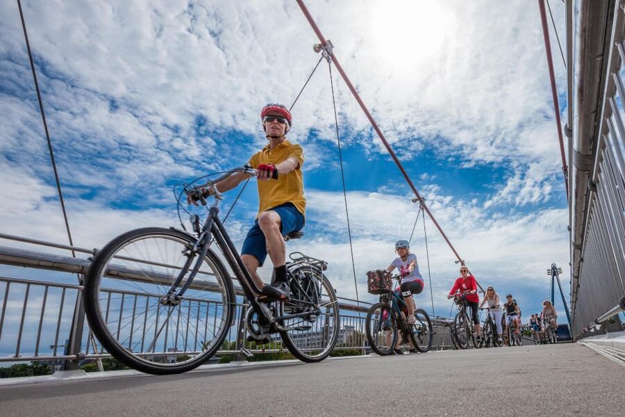 Frankfurt: Guided Bike Tour - Crossing Holbeinsteg into the Old Town
