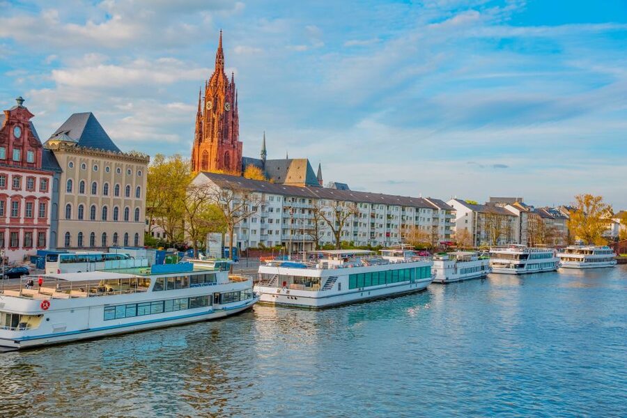 Frankfurt: Guided Bike Tour - Returning across the East Harbor Bridge