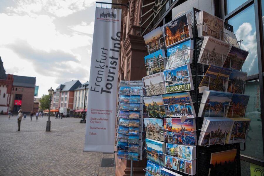 Frankfurt: Guided walk between palm trees and skyline - Key points at a glance