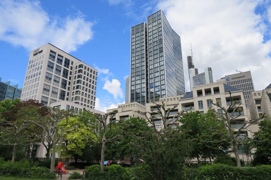 Frankfurt: Guided walk between palm trees and skyline - Mainhattan views and the Euro-Sculpture