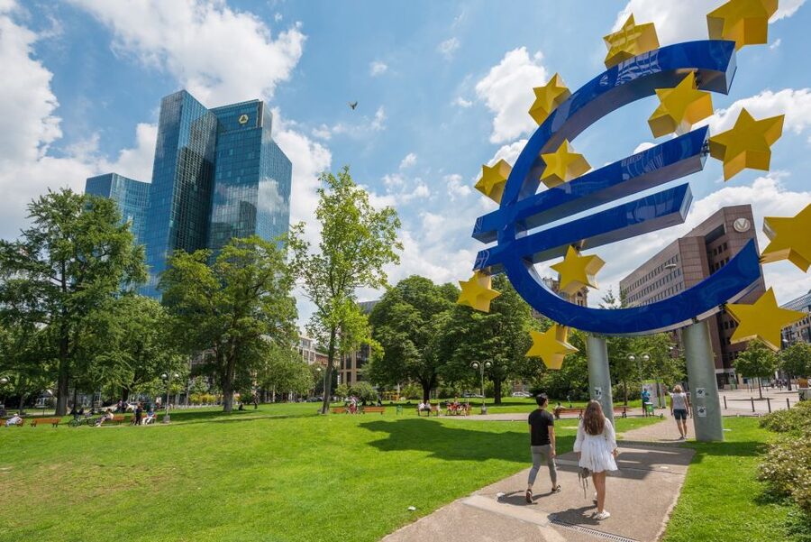 Frankfurt: Guided walk between palm trees and skyline - Reaching the Alte Oper