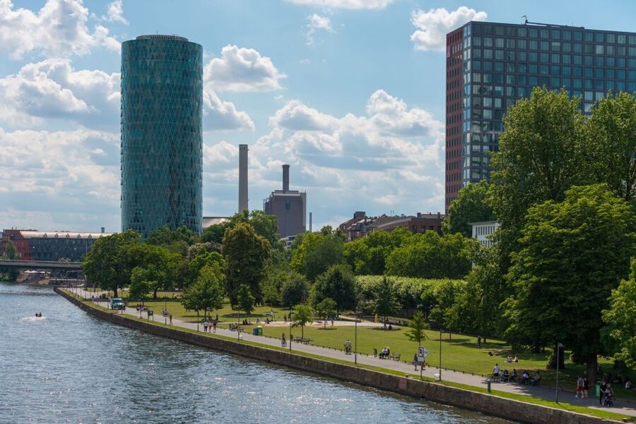 Frankfurt: Guided walk between palm trees and skyline - Is $21 a fair price?