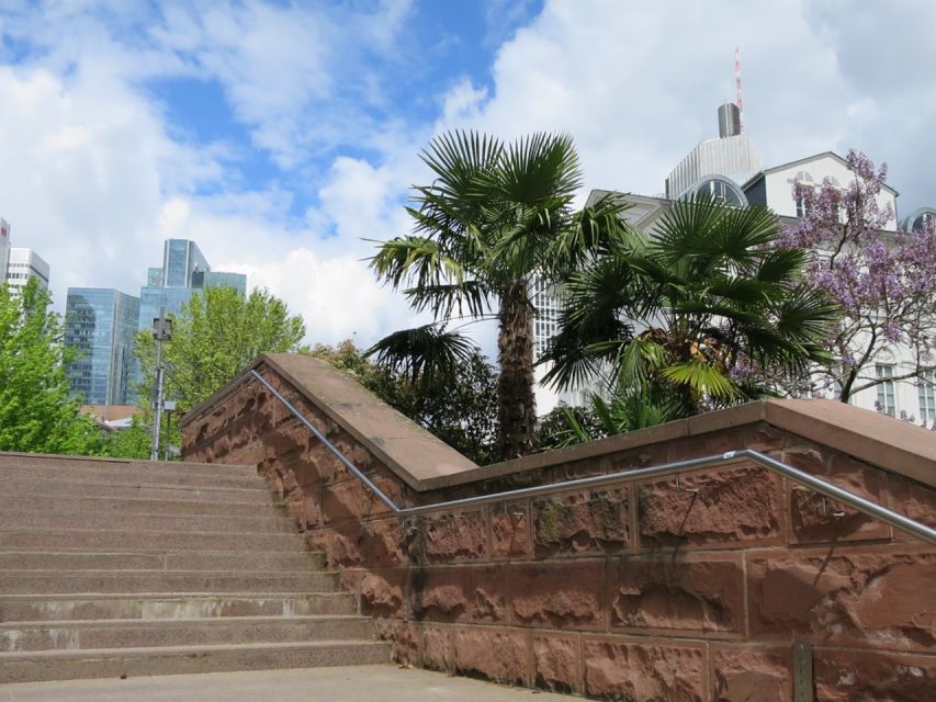 Frankfurt: Guided walk between palm trees and skyline - From the Neue Altstadt toward a greener Frankfurt