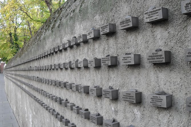 Frankfurt Highlights English Walking Tour - Römerberg, the old city hall, and a difficult memorial