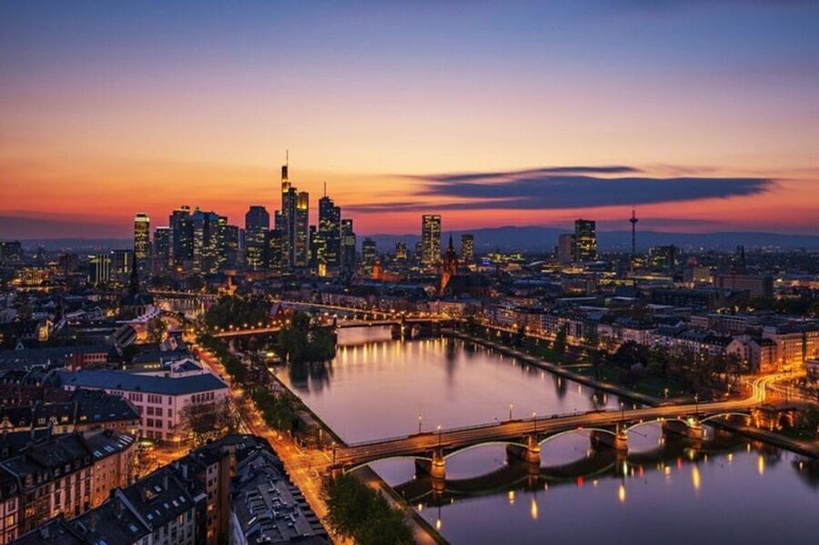 Frankfurt : Highlights & hidden Gems Private Walking Tour - Römerberg: Frankfurt’s old center in one square