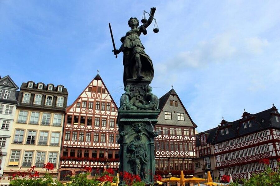 Frankfurt : Highlights & hidden Gems Private Walking Tour - Iron Bridge: the best change of view