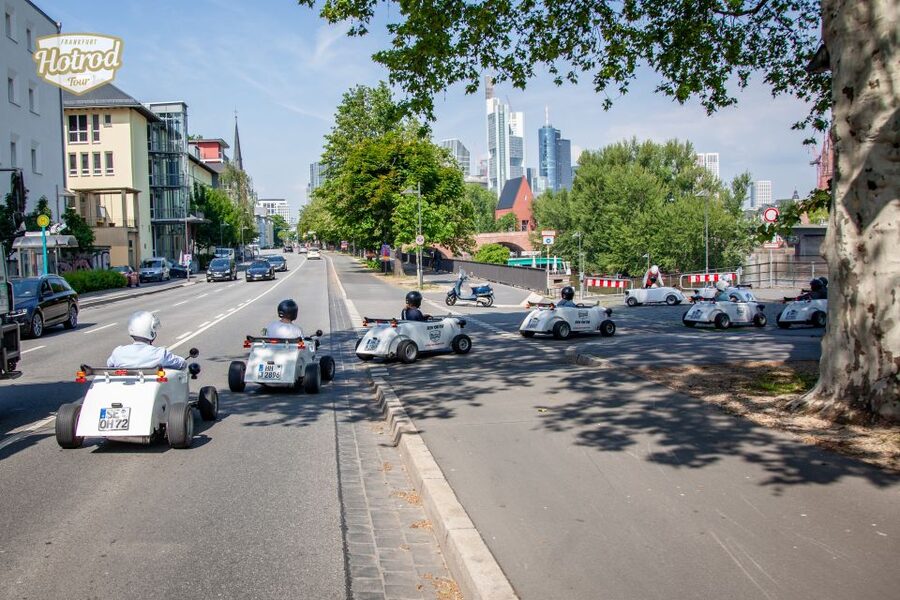 Frankfurt: Hotrod Sightseeing Tour - Along the Mainufer and past the museums