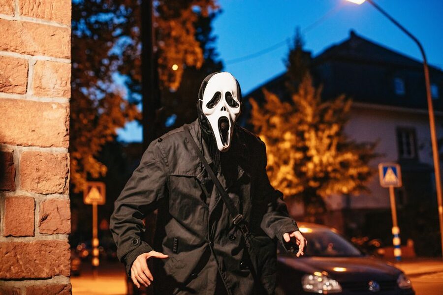 Frankfurt: Jack the Ripper Fright Tour - Meeting the masked guide near Bethanien hospital