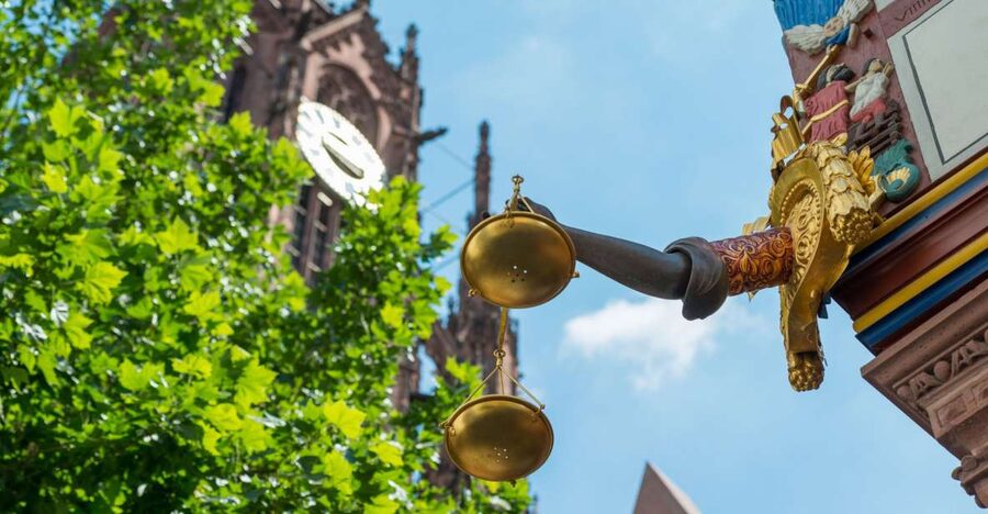 Frankfurt: New Old Town and Highlights German-Language Tour - Starting at the Römer and Römerberg