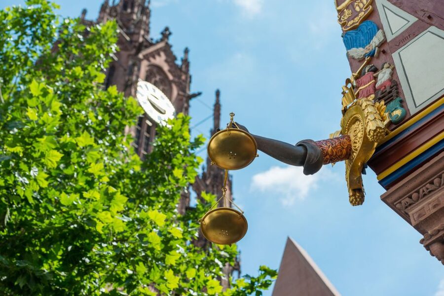 Frankfurt: New Old Town and Highlights German-Language Tour - Reading the Römerberg beyond its façades