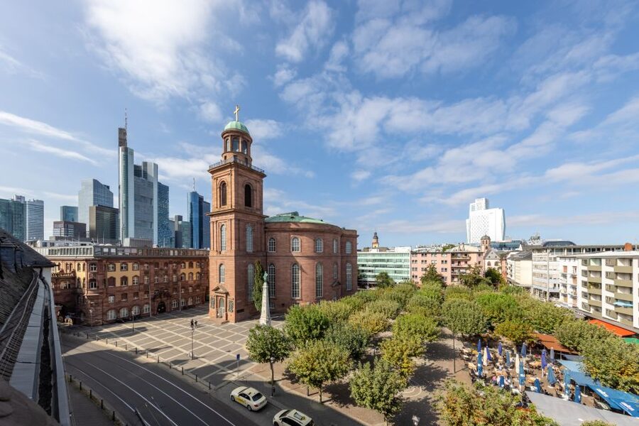 Frankfurt: New Old Town and Highlights German-Language Tour - The Cathedral and the change of scale