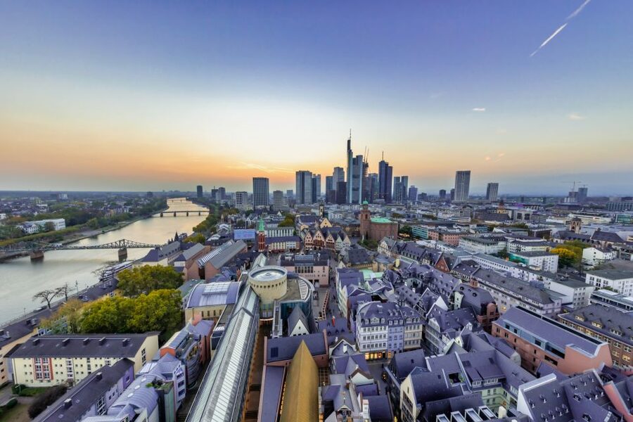 Frankfurt: New Old Town and Highlights German-Language Tour - Crossing the Eiserner Steg