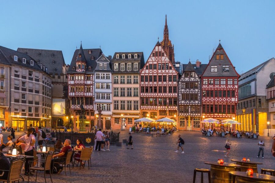 Frankfurt: New Old Town and Highlights German-Language Tour - What the guides add to the experience