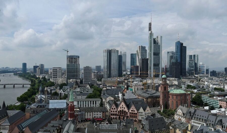 Frankfurt - Old Town Historic Walking Tour - Frankfurt Cathedral And The Imperial Past