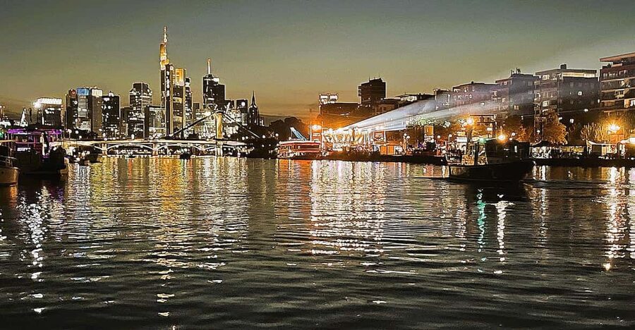 Frankfurt: Private Romantic Skyline Boat Tour - Starting beside the Städel Museum