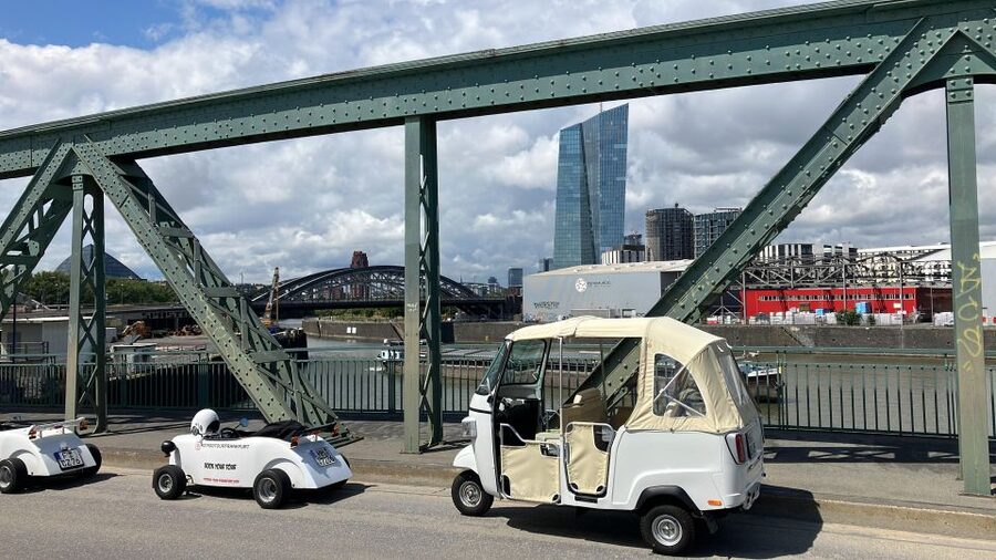Frankfurt: Private Sightseeing Tour in Retro Ape Calessino - What the private format changes