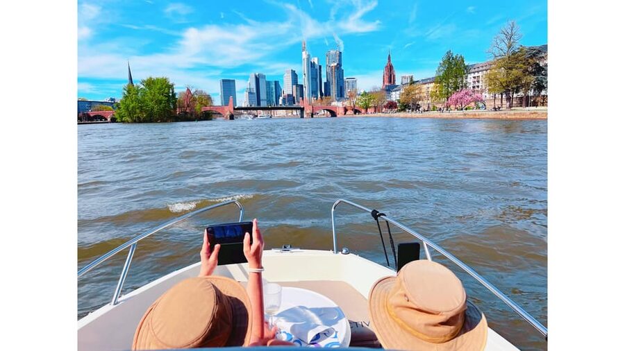 Frankfurt: Private Sport Boat Tour - Speed, Fun & Skyline - Sixty minutes of skyline, bridges, and river views