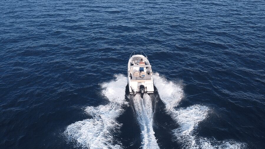 Frankfurt: Private Sport Boat Tour - Speed, Fun & Skyline - A private outing that works best with five people