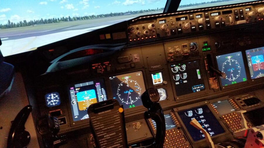 Frankfurt: "Ready for take off" - Flight Simulator B737 - Choosing between Economy, Business, and First Class