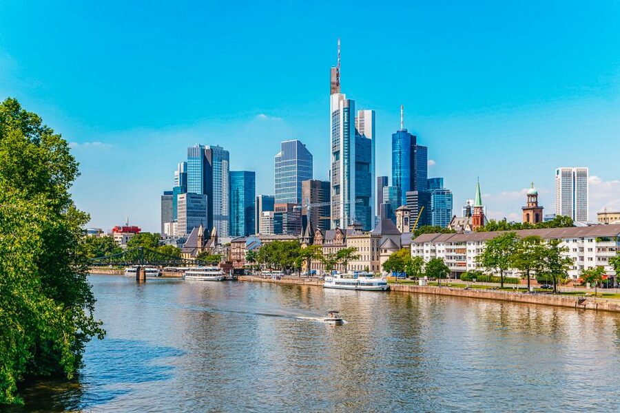 Frankfurt: River Main Sightseeing Cruise with Commentary - The 50-minute ride toward Offenbach