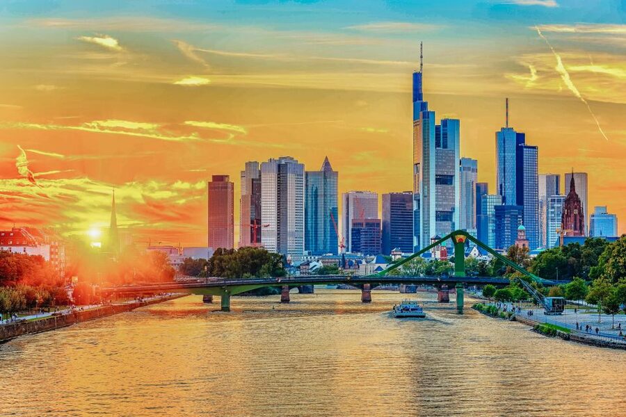 Frankfurt: River Main Sightseeing Cruise with Commentary - Sachsenhausen, museums, and the older riverfront