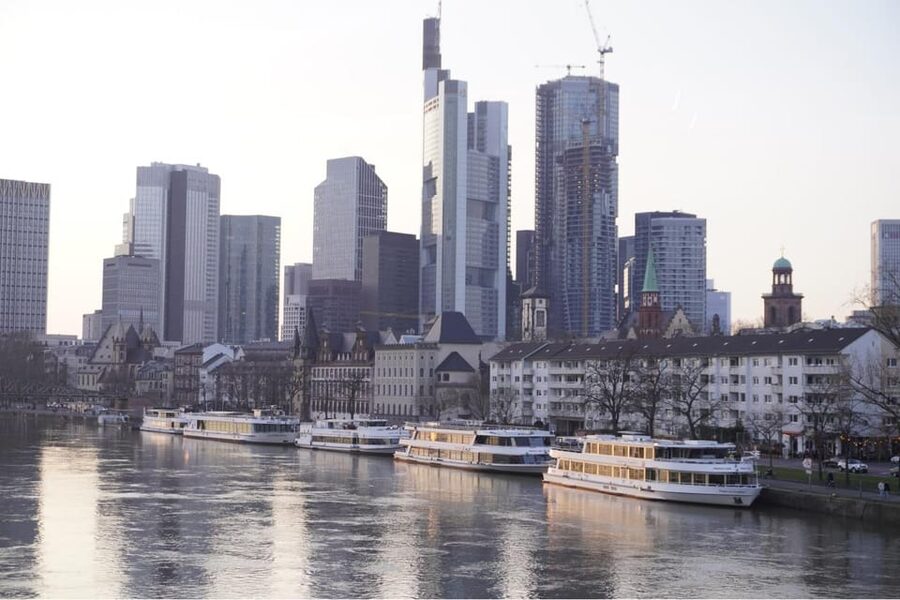 Frankfurt: Verbrecherjagd und gefährlich leckeres Schnitzel - Starting at MyFrankfurt on Liebfrauenberg