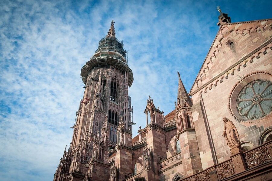 Freiburg im Breisgau: old town privat walking tour Italian - Starting at Rathausplatz beside the red building