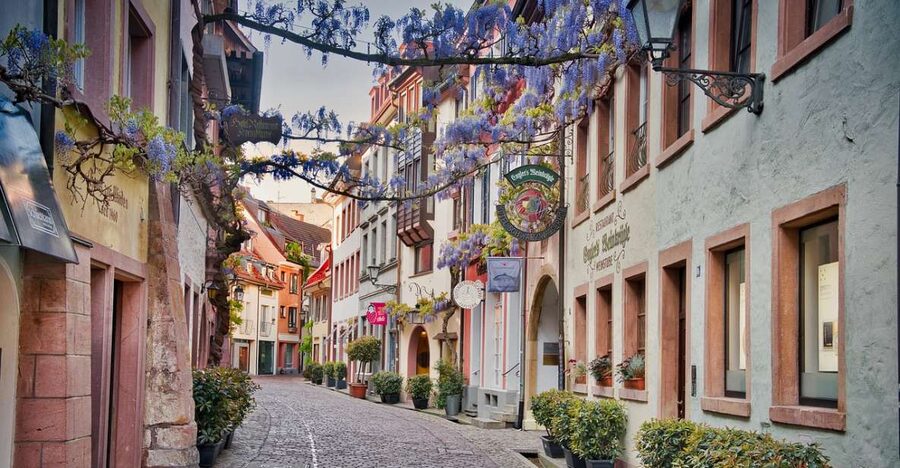 Freiburg im Breisgau: old town privat walking tour Italian - Martin’s Gate and the shape of medieval Freiburg