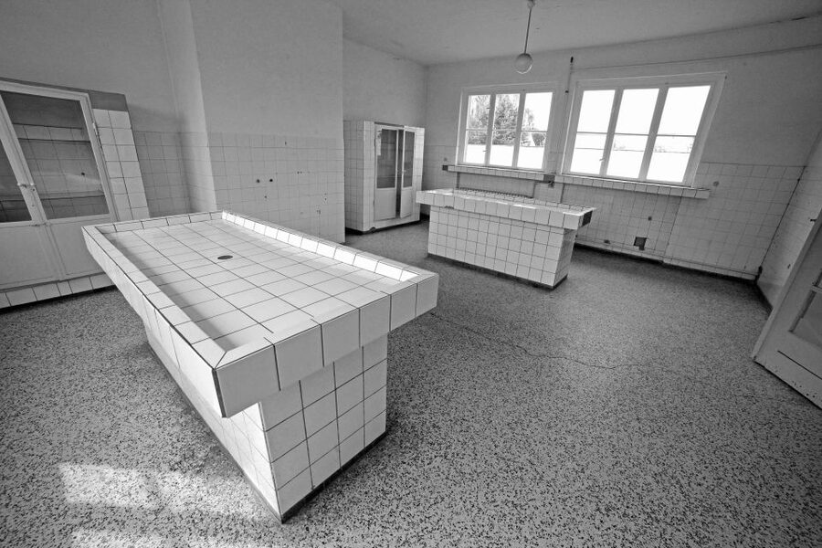 From Berlin: Licensed Sachsenhausen Tour with max. 15 people - Barracks, forced labor, and the shoe-testing track