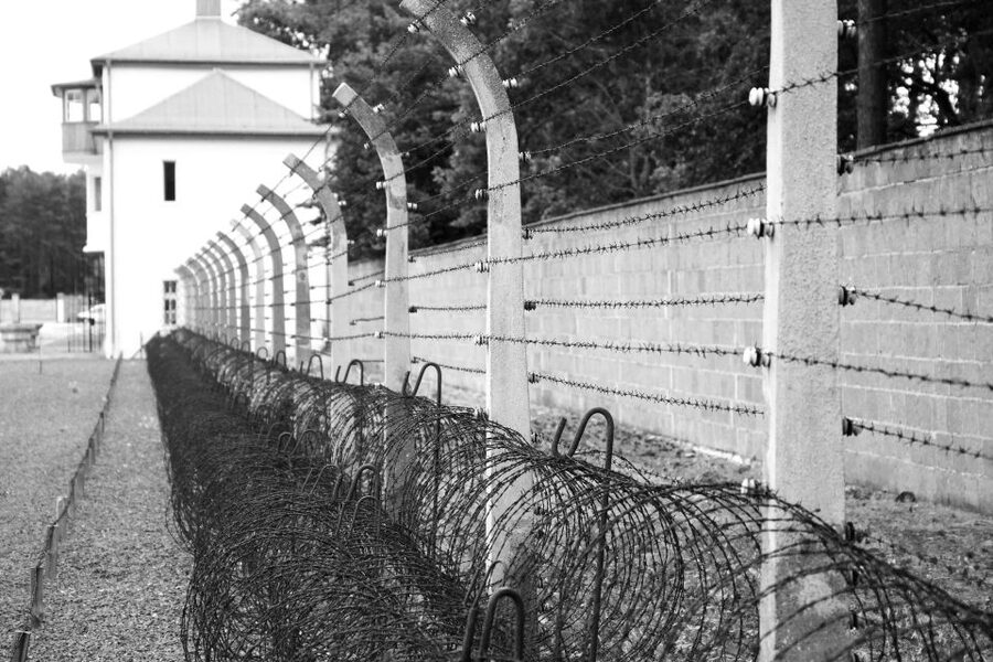 From Berlin: Licensed Sachsenhausen Tour with max. 15 people - Meeting near Hackescher Markt and taking the train north
