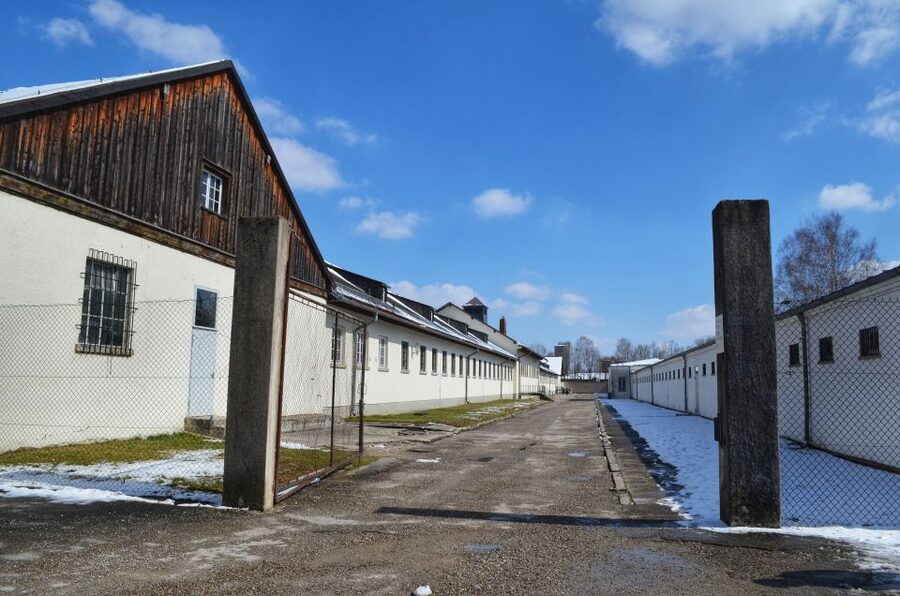 From Munich: Dachau Memorial Site Tour in Spanish - The train journey from Munich to the memorial
