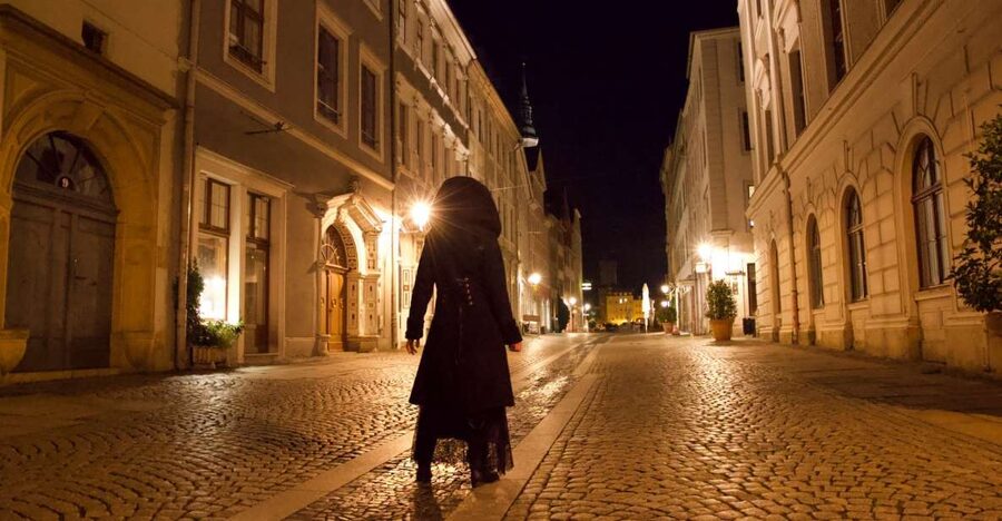 Görlitz: Ghosts and Spooky Historical Night Walking Tour - Meeting the ghosts beside Peterskirche