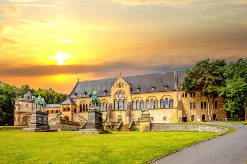 Goslar: Führung durch die Kaiserpfalz - German guiding, family appeal, and accessibility