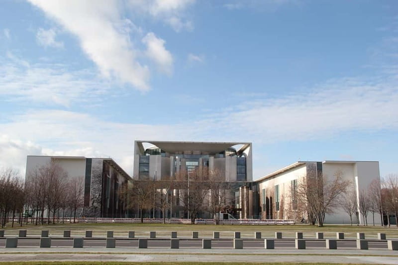 Guided Insider Tour Government and Parliament District - The Federal Chancellery and the scale of new government