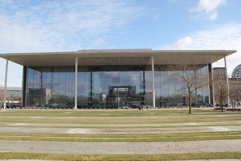 Guided Insider Tour Government and Parliament District - The Reichstag: famous facade, complicated story