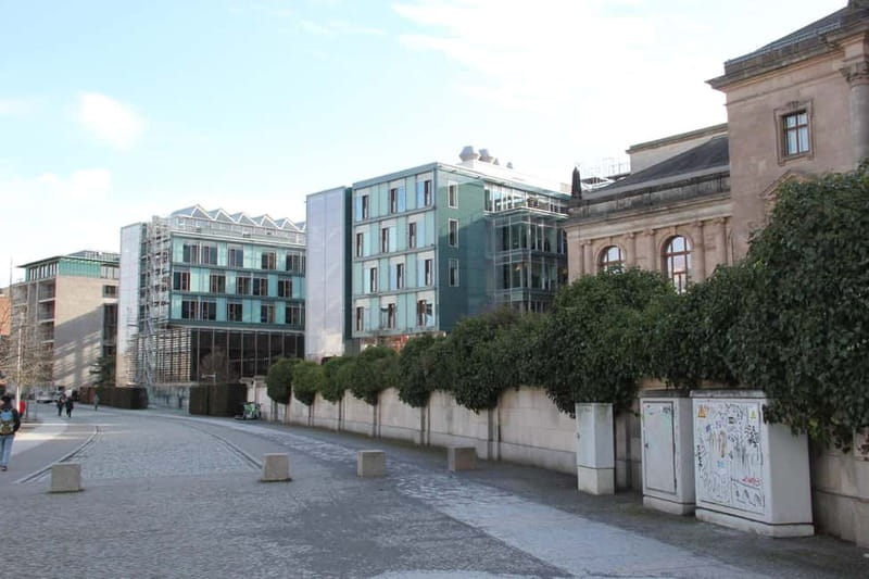 Guided Insider Tour Government and Parliament District - Gustav-Heinemann-Brücke: a useful starting point