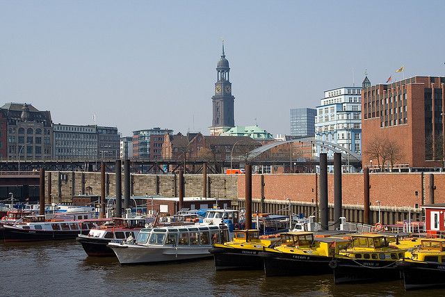 Hamburg: 1.5-Hour Comedy Bus Tour in German - St. Pauli, the harbor, and Hamburg after dark