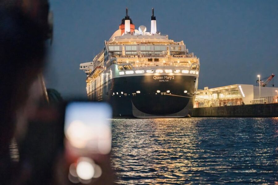 Hamburg: 1.5-Hour Evening Lights Harbour Cruise on a Ship - The first views: harbor lights and the Elbe