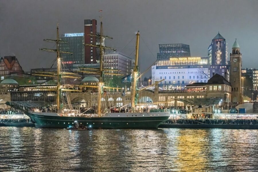 Hamburg: 1.5-Hour Evening Lights Harbour Cruise on a Ship - Elbphilharmonie and HafenCity by night