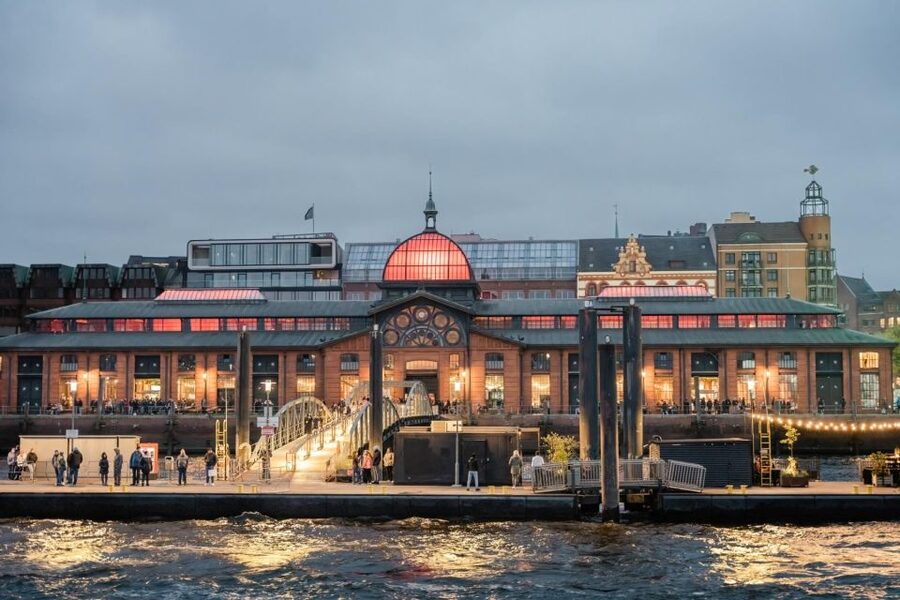 Hamburg: 1.5-Hour Evening Lights Harbour Cruise on a Ship - Who will enjoy this Hamburg harbor cruise?