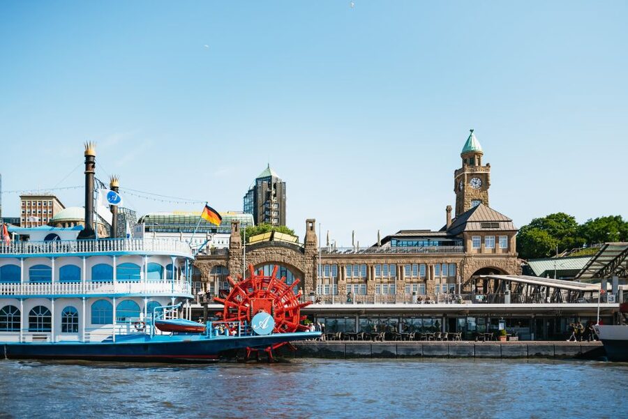 Hamburg: 1.5-Hour Harbor and Speicherstadt Day Cruise - The German commentary and audio app