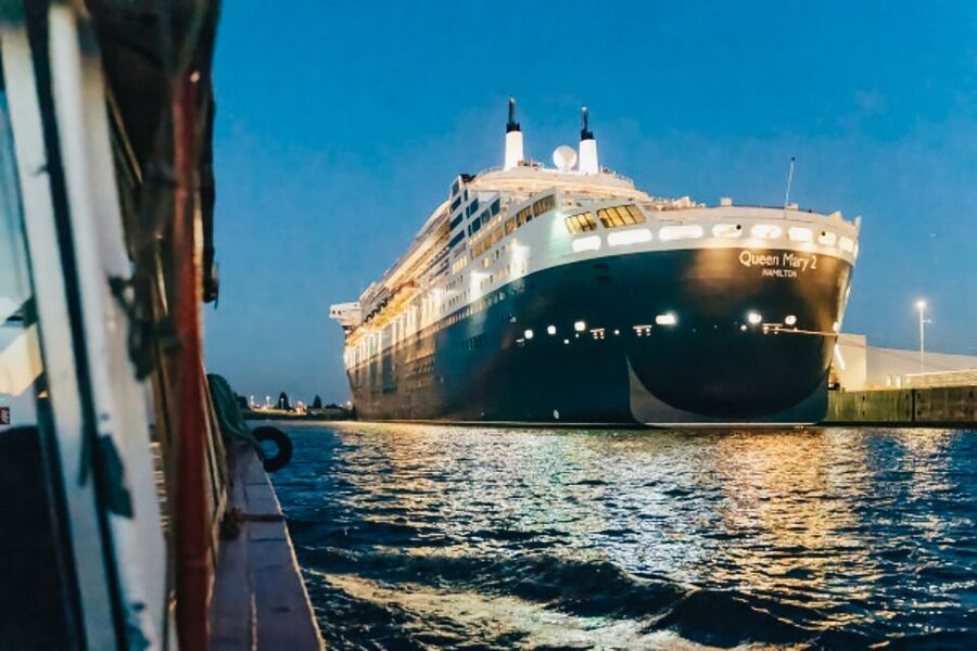 Hamburg: 1.5h Grand Harbor Evening Lights Cruise - Who will enjoy this harbor cruise most?