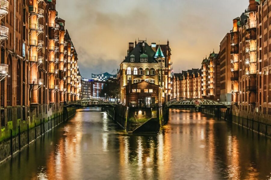 Hamburg: 1.5h Grand Harbor Evening Lights Cruise - Starting at Landungsbrücken and Pier 3