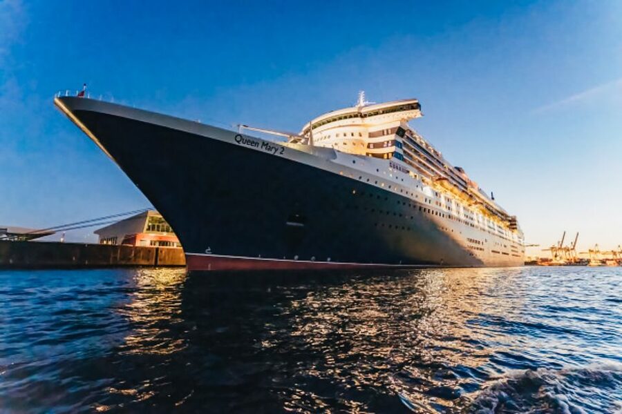 Hamburg: 1.5h Grand Harbor Evening Lights Cruise - Drinks, seating, and the small details