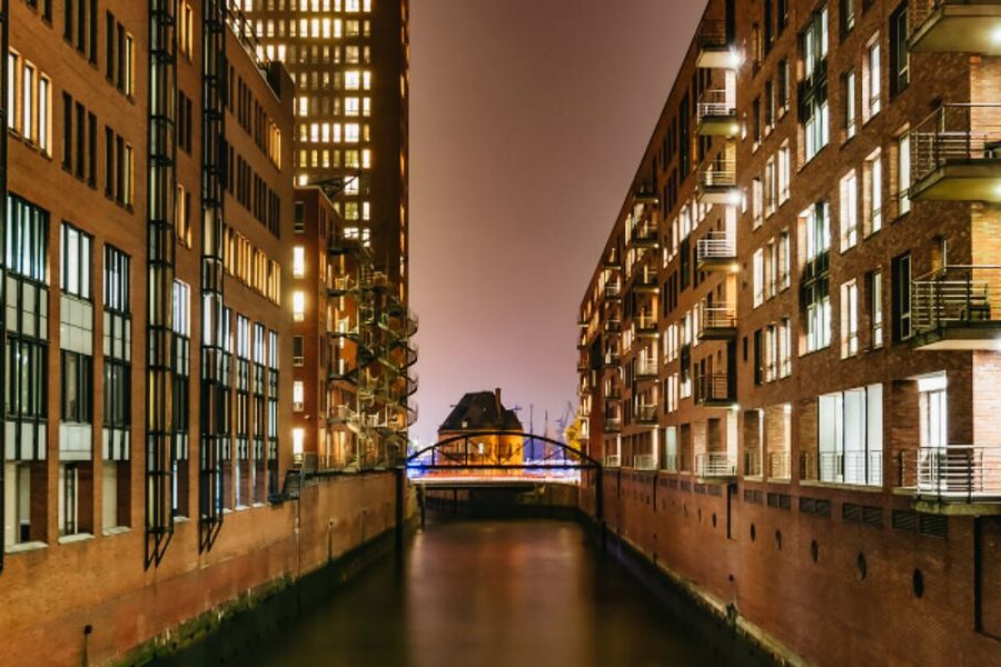 Hamburg: 1.5h Grand Harbor Evening Lights Cruise - Through Speicherstadt when the water allows