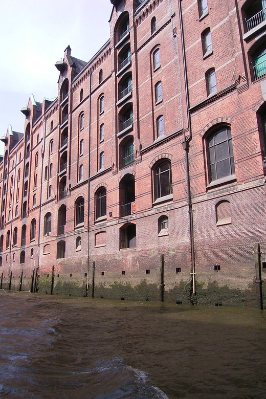 Hamburg: 1-Hour Harbor Cruise - Starting at St. Pauli Landungsbrücken