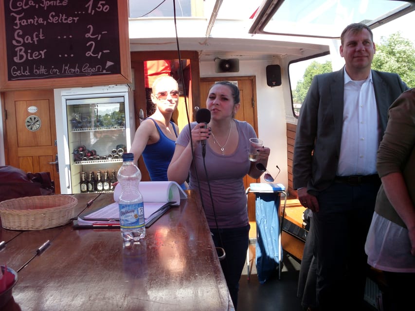 Hamburg: 1-Hour Harbor Cruise - Comfort, refreshments, and boat size