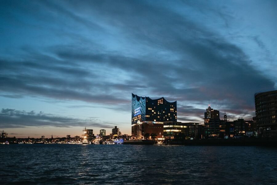 Hamburg: 1-Hour Harbor Evening Lights Cruise - Through Speicherstadt’s illuminated canals