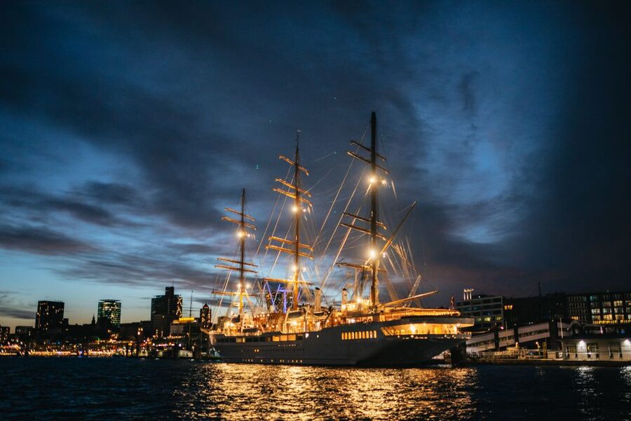 Hamburg: 1-Hour Harbor Evening Lights Cruise - St. Pauli Piers and Hamburg’s museum ships